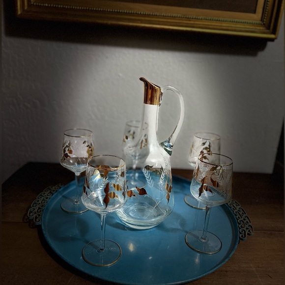 Mid-Century Decanter and Cordial Glass Set | 5 Cordial Glasses and Gold Leaf - Picture 8 of 8